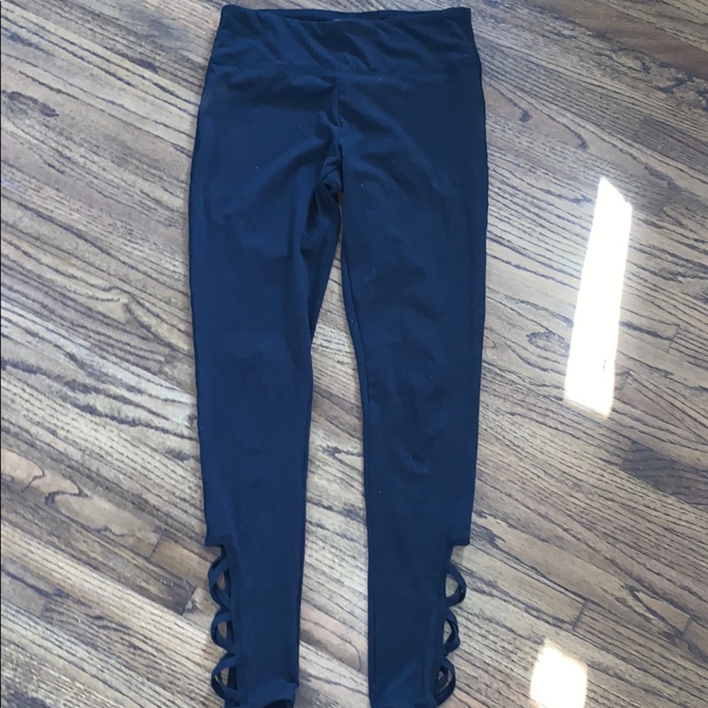 Yoga leggings with design at ankles